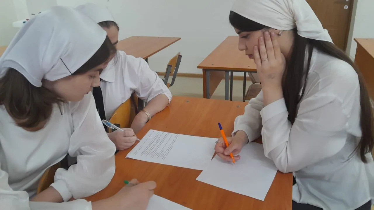 В рамках цикла " Моя семья" учитель чеченского языка и литературы, Ясуева Л.Х. провела в 11-м классе