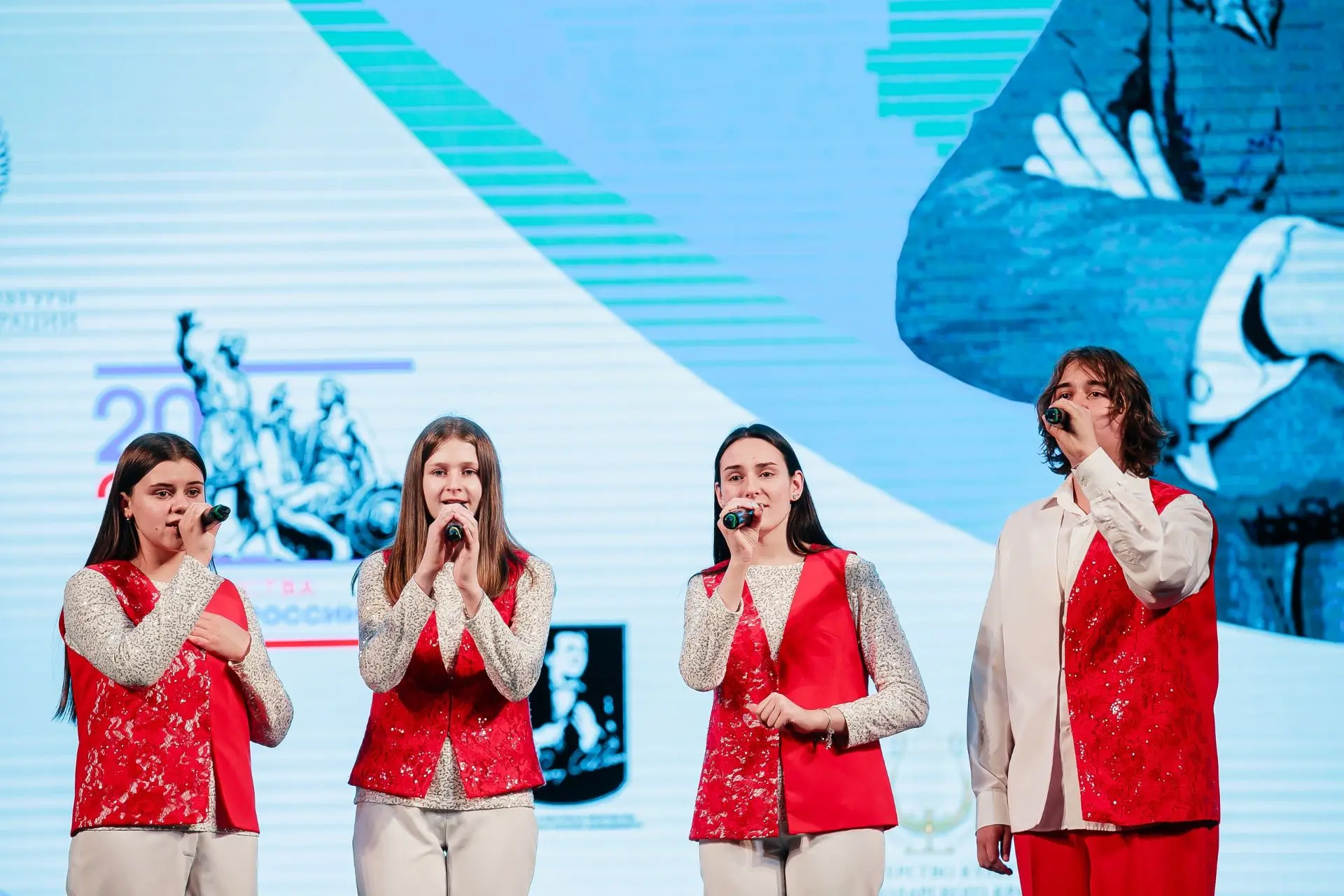 🎶 Фестиваль, где песня говорит о главном!

В Краснодарской филармонии имени Г. Пономаренко отгремел