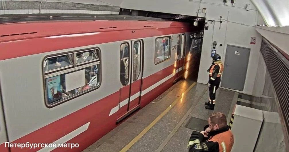 🚇Сегодня утром на «Чернышевской» рассоединились вагоны.