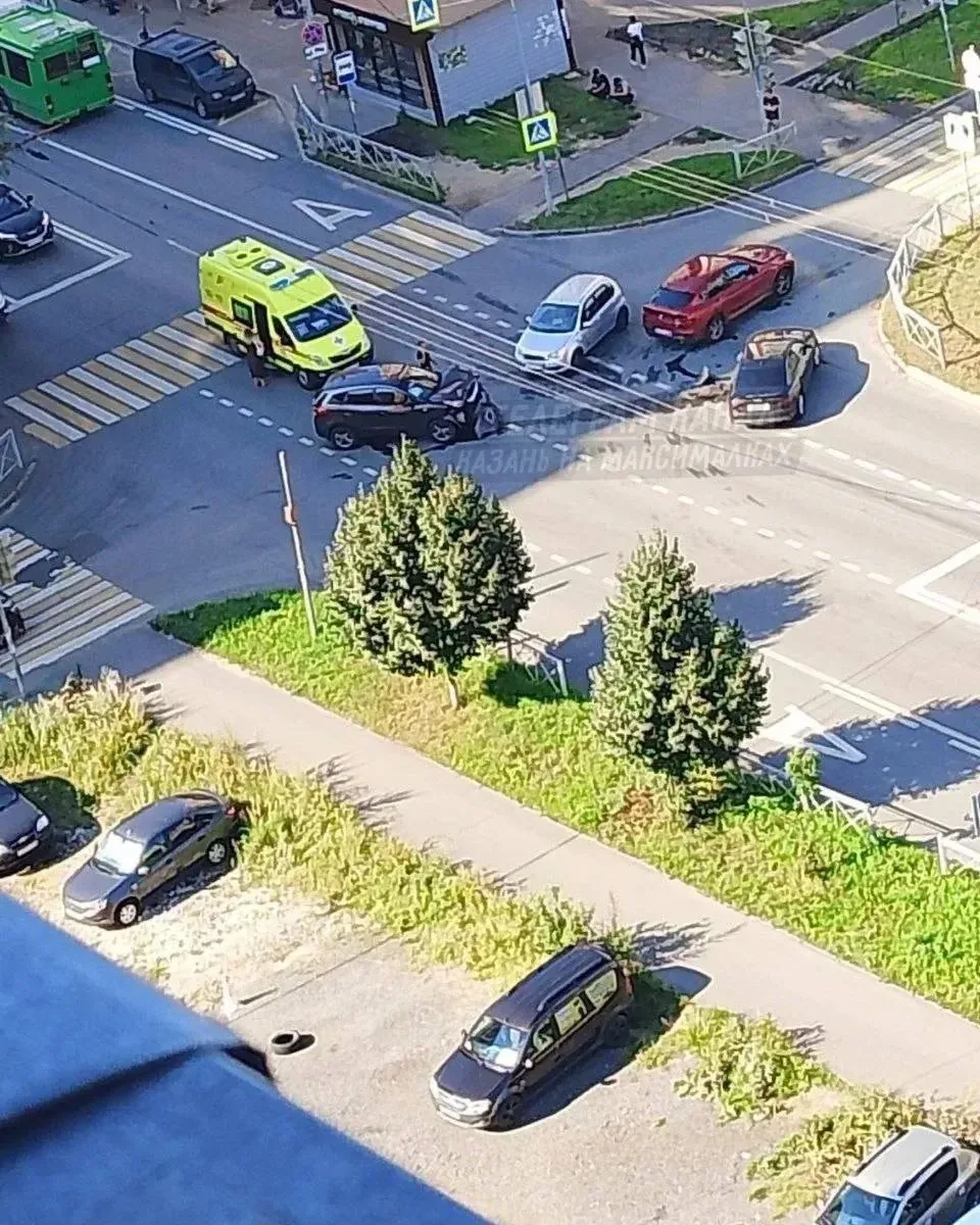 🚨 В данный момент произошло серьёзное ДТП на Кайбицкой улице — по предварительным данным, есть пост