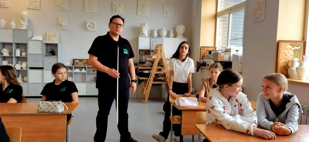 🎨 #УрокВНетрадиционнойФорме: искусство убеждать 🎨  24 марта в 5 «А» классе прошёл необычный урок — т