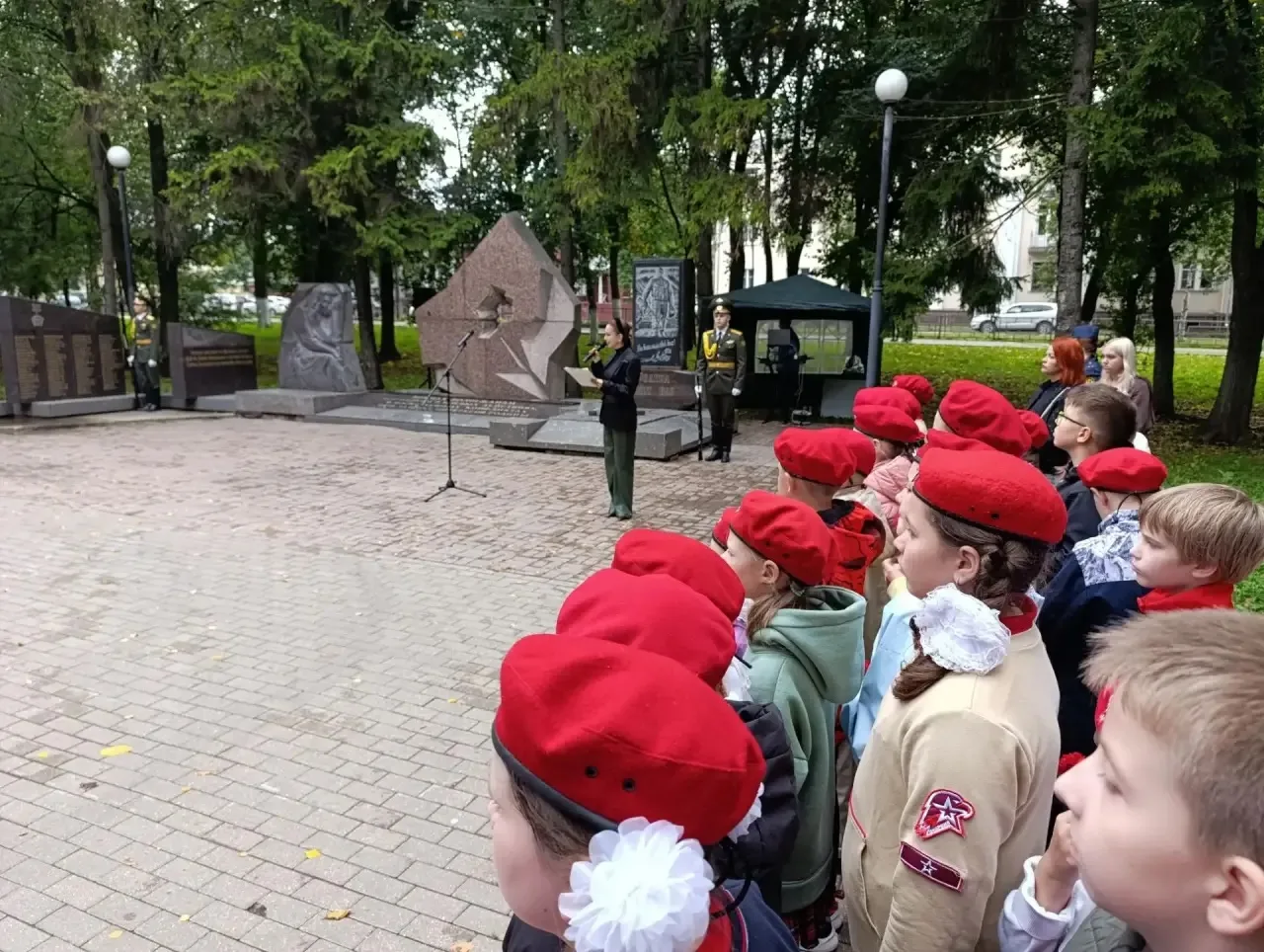 Сегодня, в День солидарности в борьбе с терроризмом, в Октябрьском сквере города Вологд...