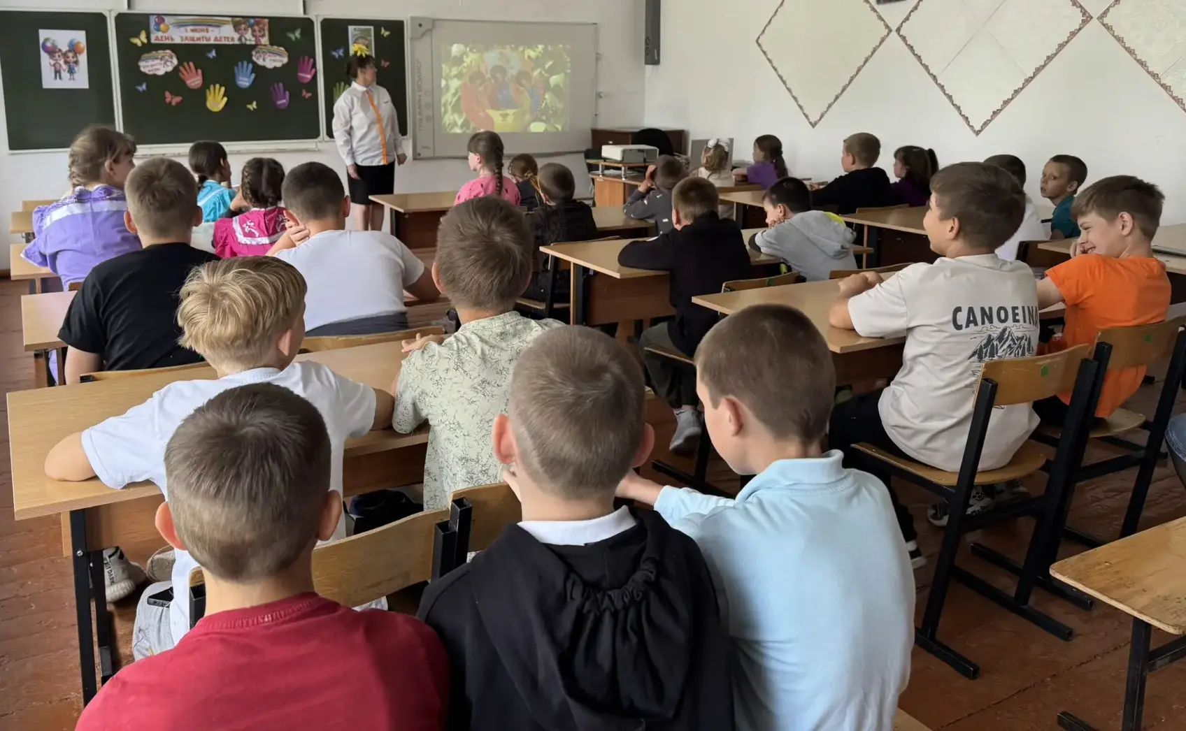 Фестиваль детства: познавательно-игровая программа «Лето мы встречаем, берёзку завиваем»