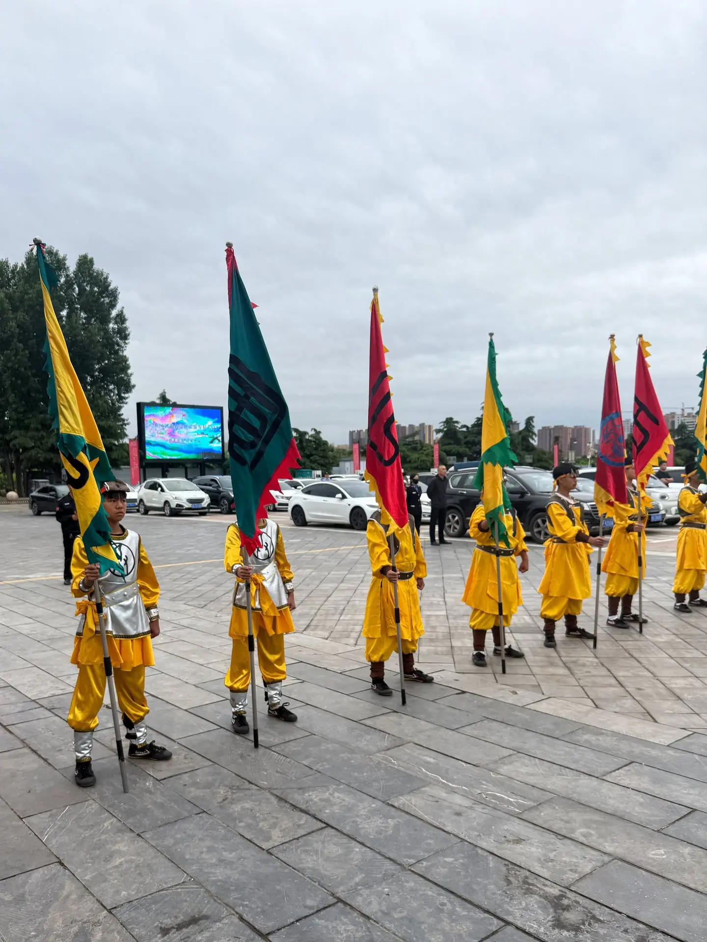 🇨🇳 Эти желтые одеяния и боевые знамена — живая связь с эпохой, когда зарождалась кита...