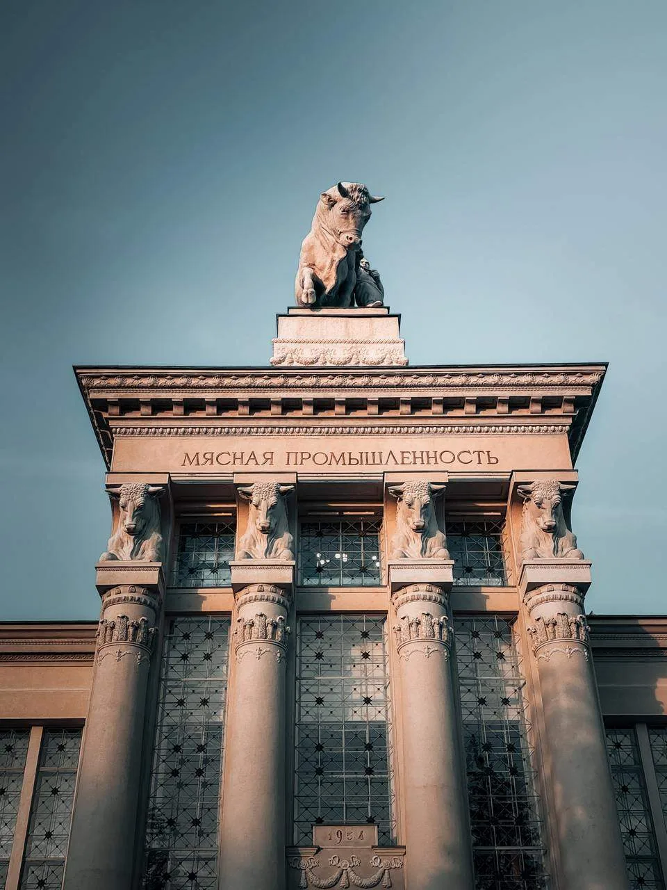 🏛 Павильон №51 «Мясная промышленность»
#ОстанкинскийРайон

📌 Здание возведено в 1951–1954 годах по