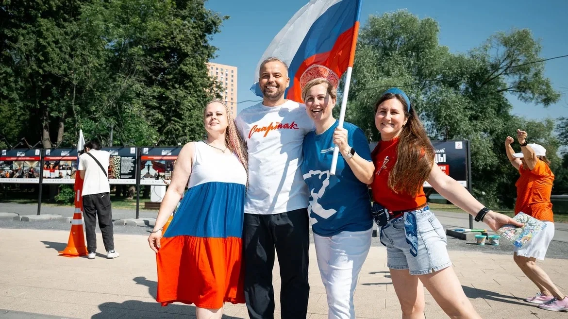 🇷🇺 В Наташинском парке празднование Дня России началось с яркого старта от бегового сообщества 5 в