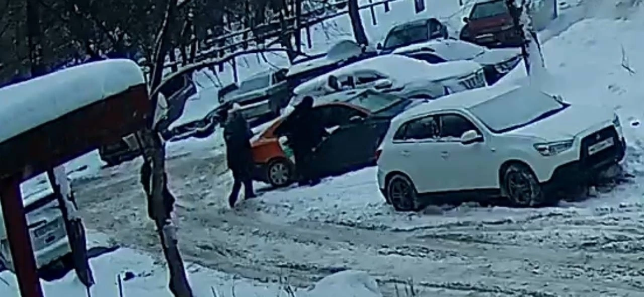 От подписчика:  "09.02.26 в 15.10 ударили машину во дворе и скрылись с места дтп, прошу выйти на свя