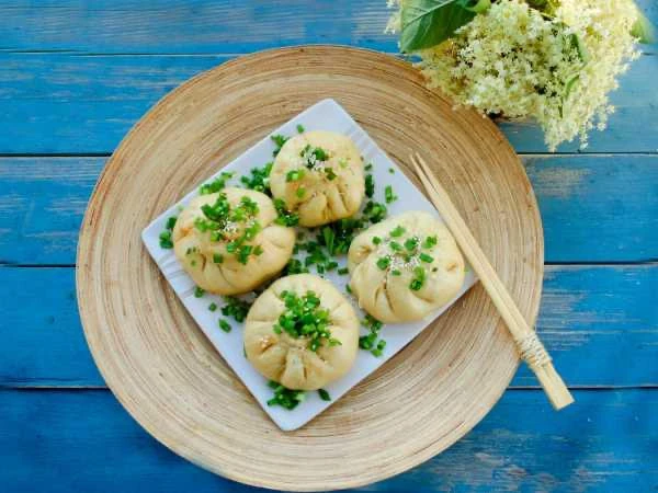🥟 Вегетарианские пирожки баоцзы с капустой и грибами.  Ингредиенты:   • Тесто – 250 г  • Грибы – 7-1