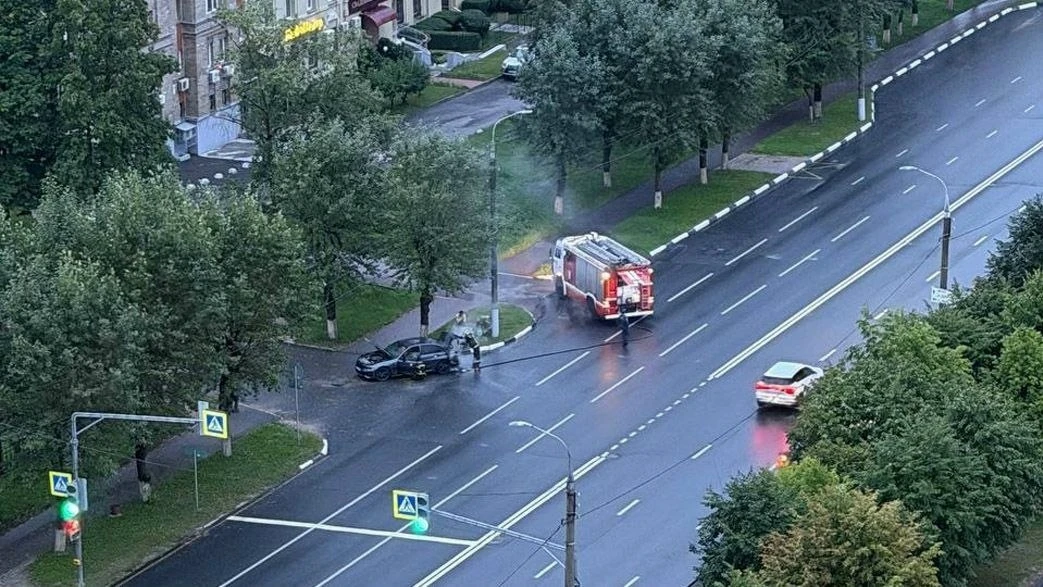 Во Владимире загорелся припаркованный BMW. 
 
Сообщение о возгорании автомобиля у дома № 36 на Октяб