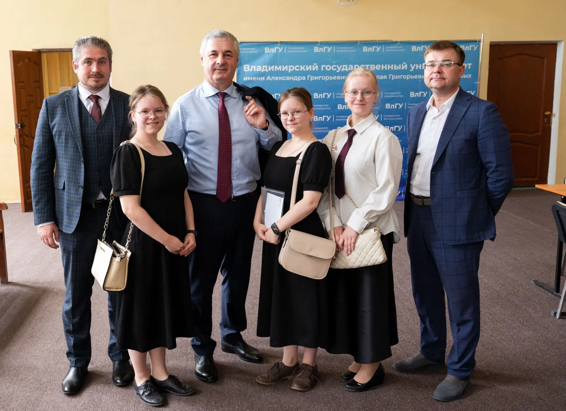✨За два дня документы в ВлГУ подали более 300 человек из разных регионов России

Ход приемной кампан