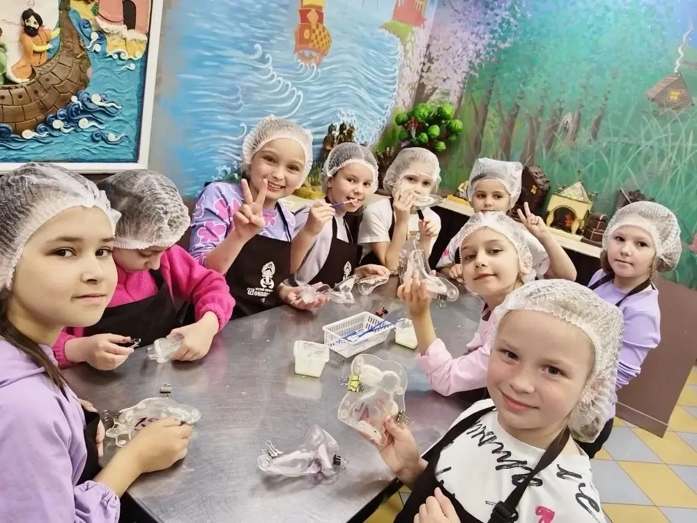 Сегодня учащиеся начальной школы посетили Музей шоколада «Шоколадушка».     Ведущая увлекательно рас