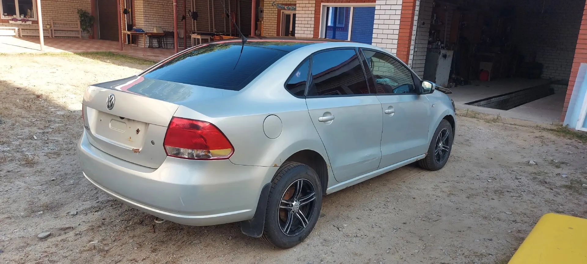 Фольксваген Поло 2010 год,двигатель 1,6 автомат. Двигатель запускается, передачи включа...