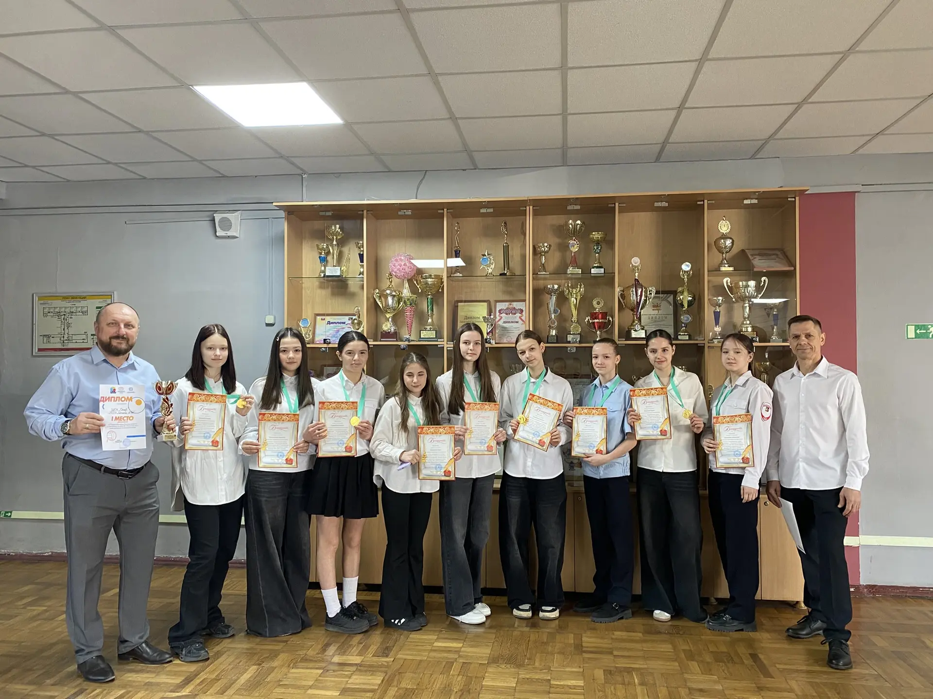 🏫Последняя учебная неделя в третьей четверти началась с поздравлений!   🏐🏃‍♀️23 марта состоялась цер