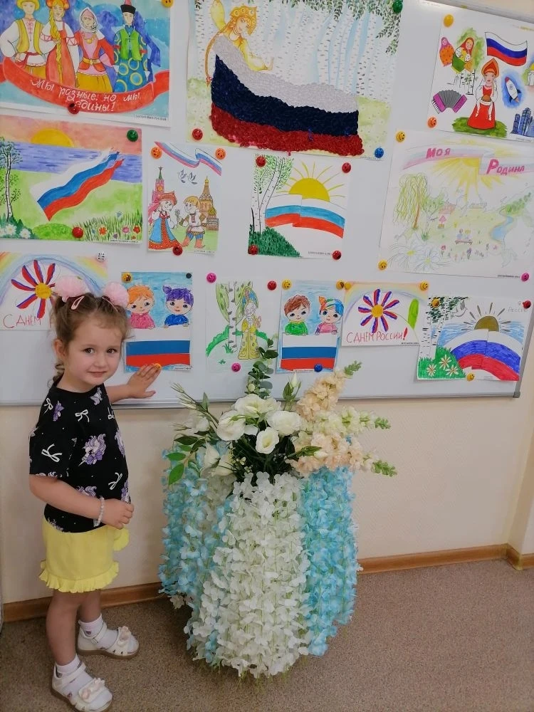Выставка совместных работ родителей и детей "Россия - родина моя"