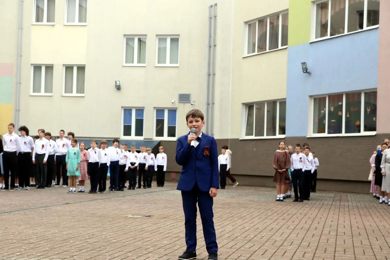 В нашей школе состоялась особая торжественная линейка, посвящённая Дню Победы. Атмосфера была наполн