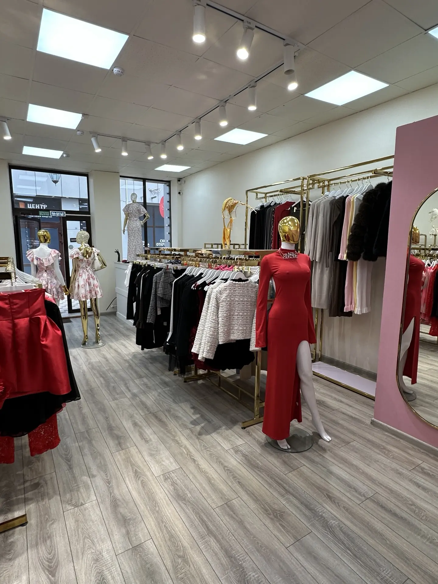 ПРОДАЁТСЯ МАГАЗИН ЖЕНСКОЙ ОДЕЖДЫ  📍Краснодар, ТЦ «Центр Города», Красная 176/1  💰 1 490 000 ₽ (торг 