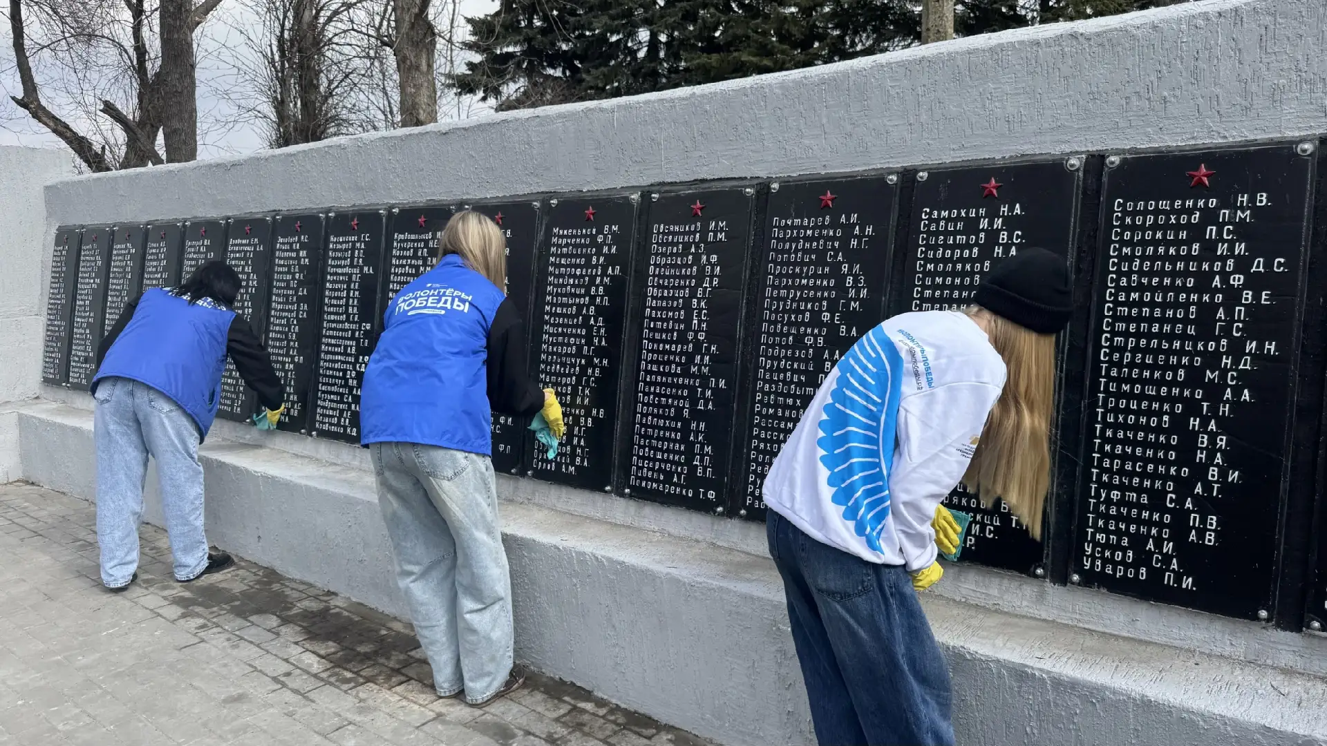 🕊️Память в делах: в Торезе благоустроили мемориал защитникам Отечества  Волонтёры Победы Донецкой На