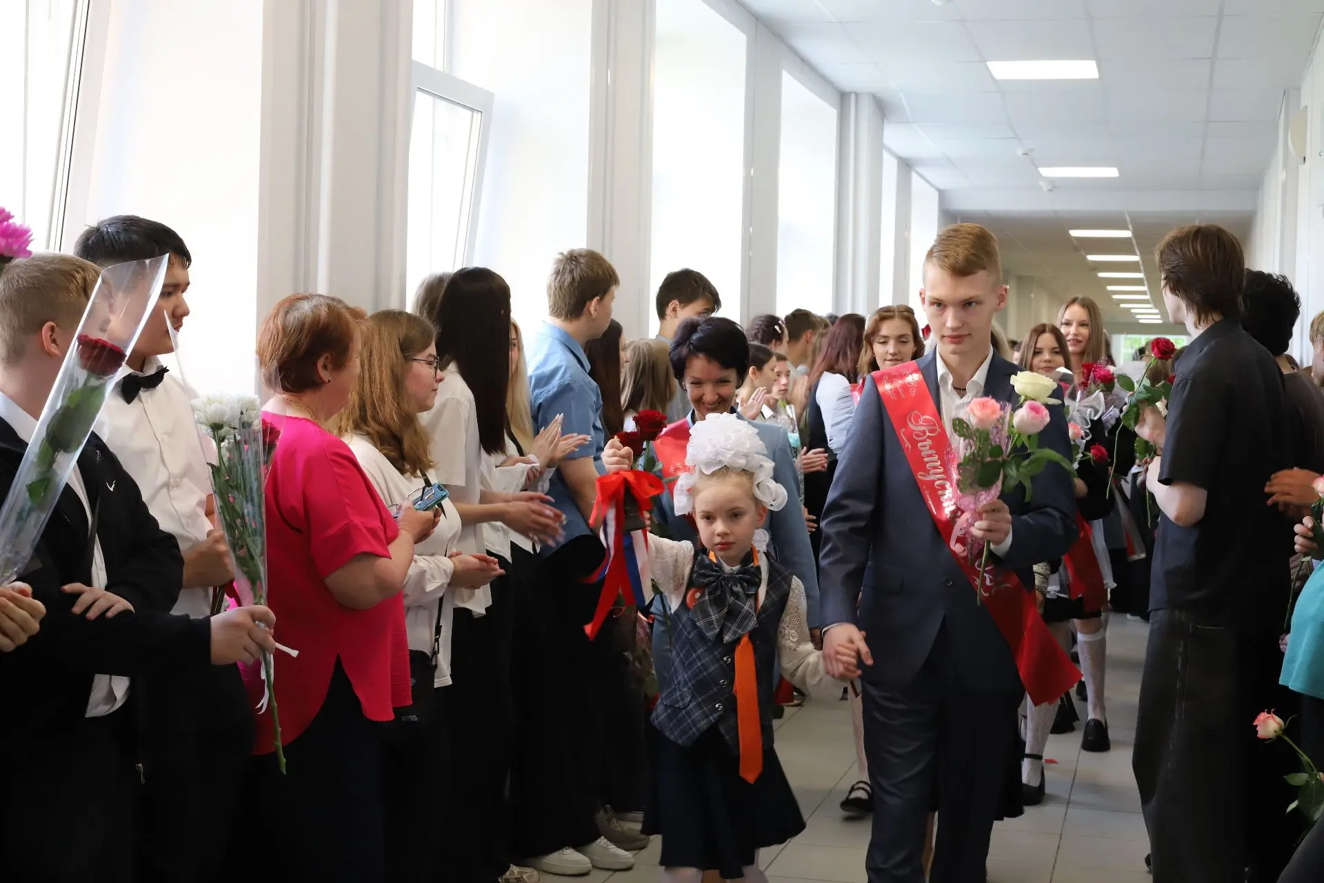 Школьные годы чудесные... Они правда закончились? 😢📚  Сегодня в школе Корнеева случилось то, что зас