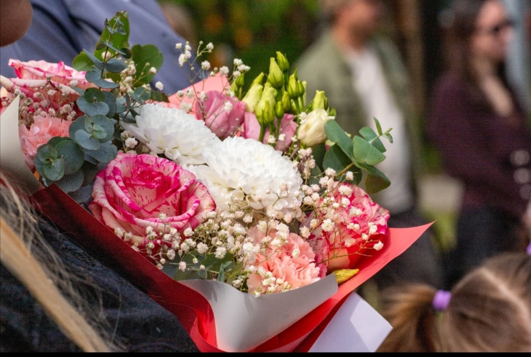 🎓 В конце учебного года в нашей школе проходит традиционная линейка!  Мы чествуем отличников и актив