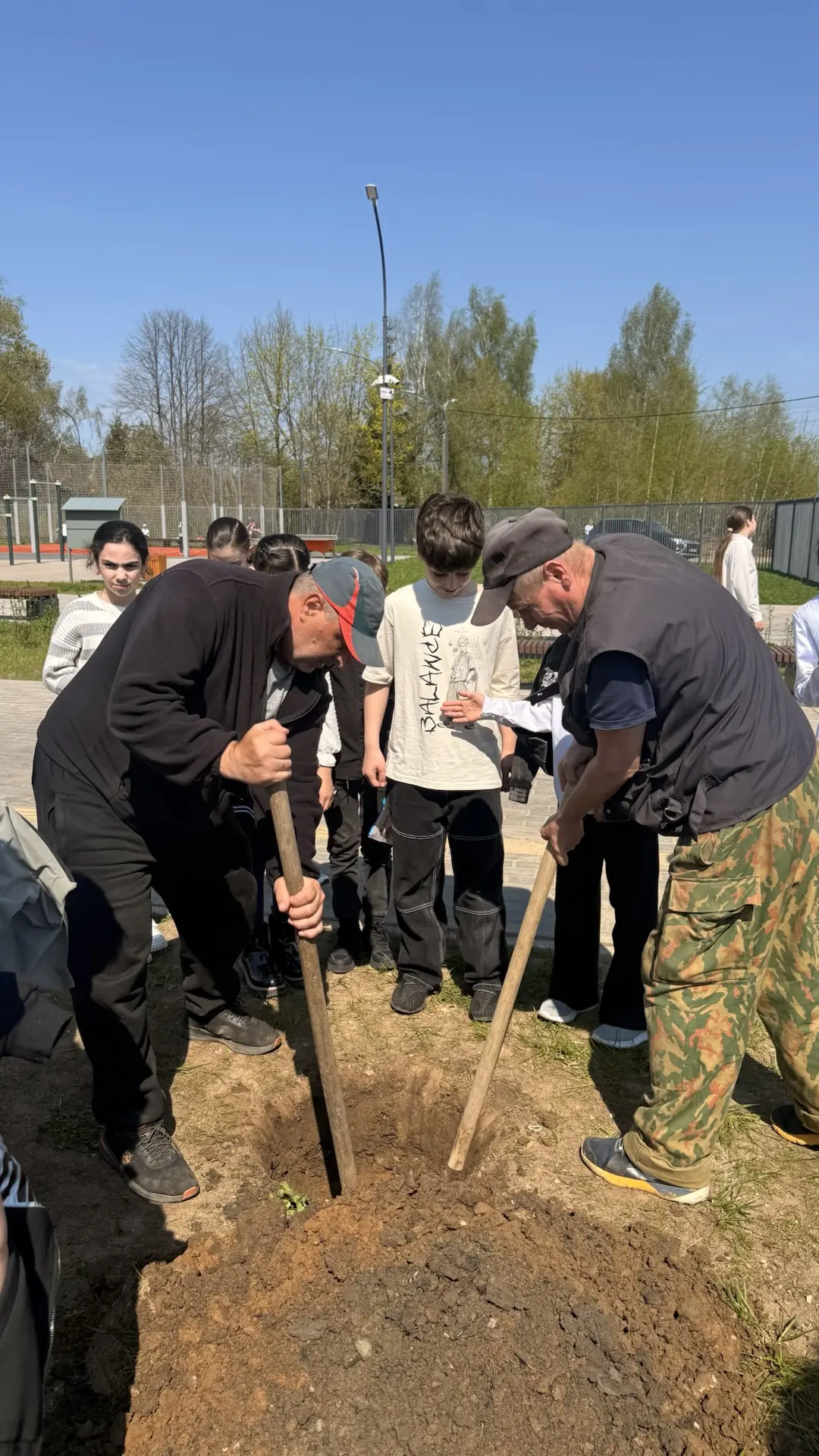 🌱 Ученики 4г класса вместе с родителями присоединились к акции «Зелёный школьный двор» и сделали важ