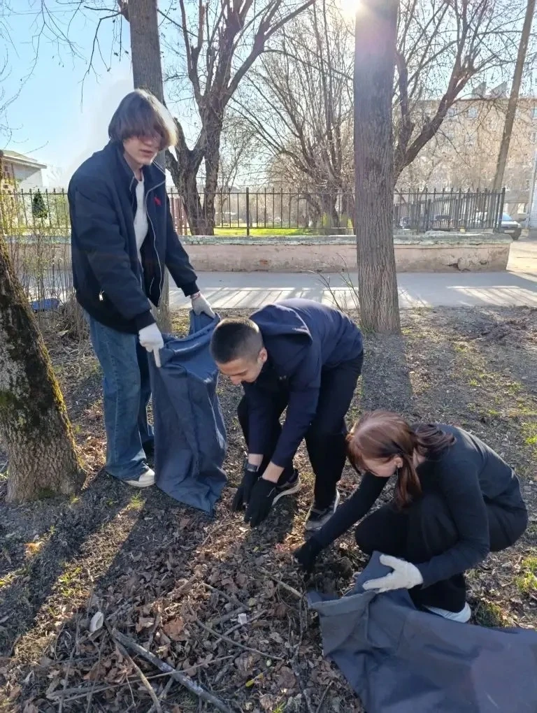 🌱 Весна — время перемен! С приходом тепла в нашей школе стартовал традиционный сезон уборки территор