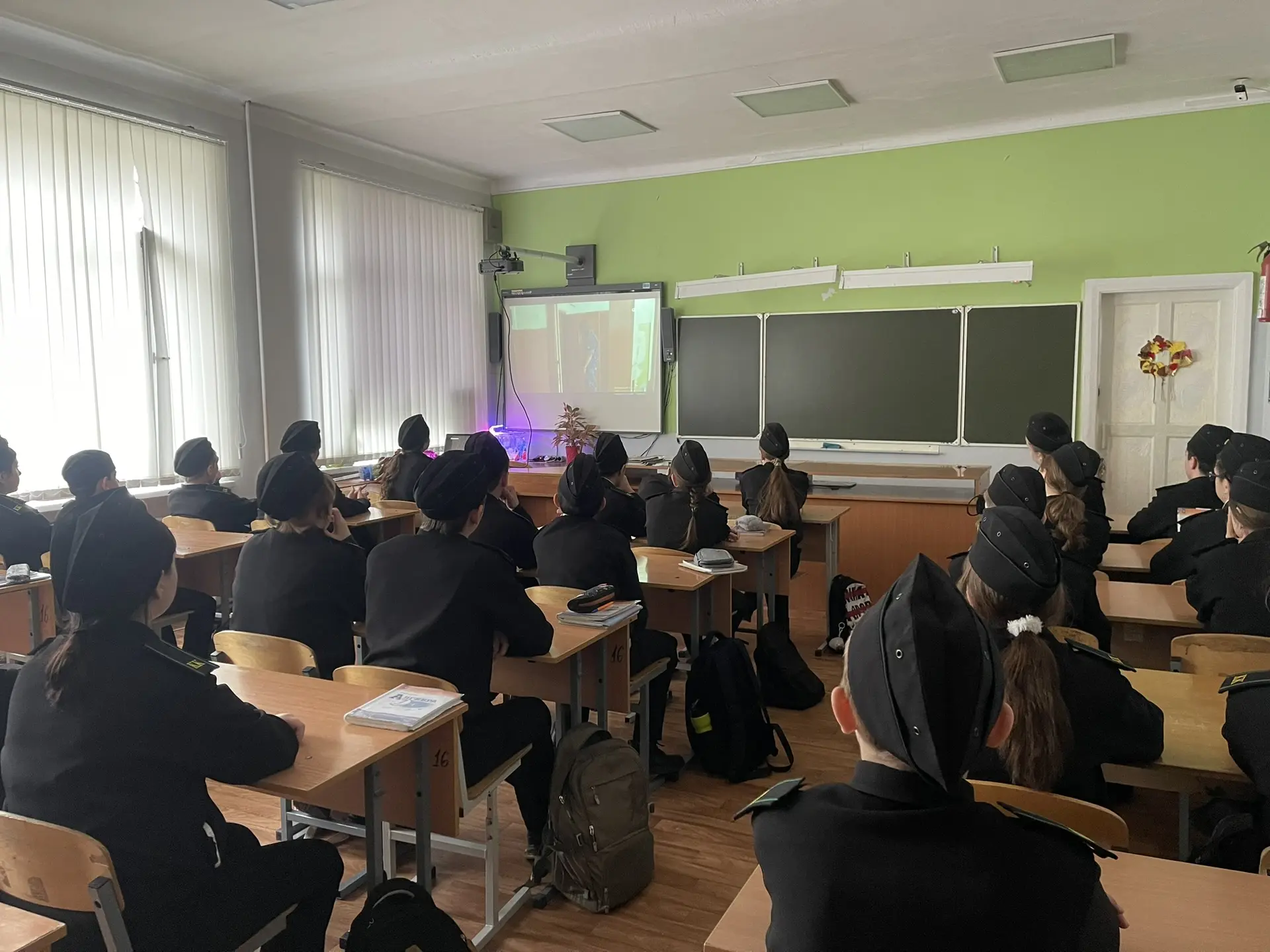 Просмотр документального фильма «Предательство» (12+)  Уважаемые родители! Безопасность детей — в на