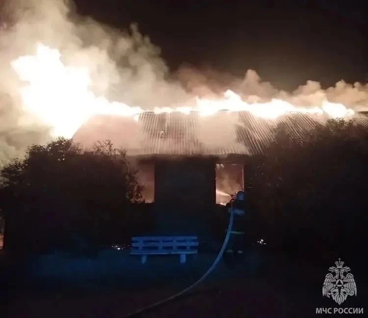 В Соль-Илецком муниципальном округе на пожаре погибла женщина  В поселке Изобильное горел двухкварти