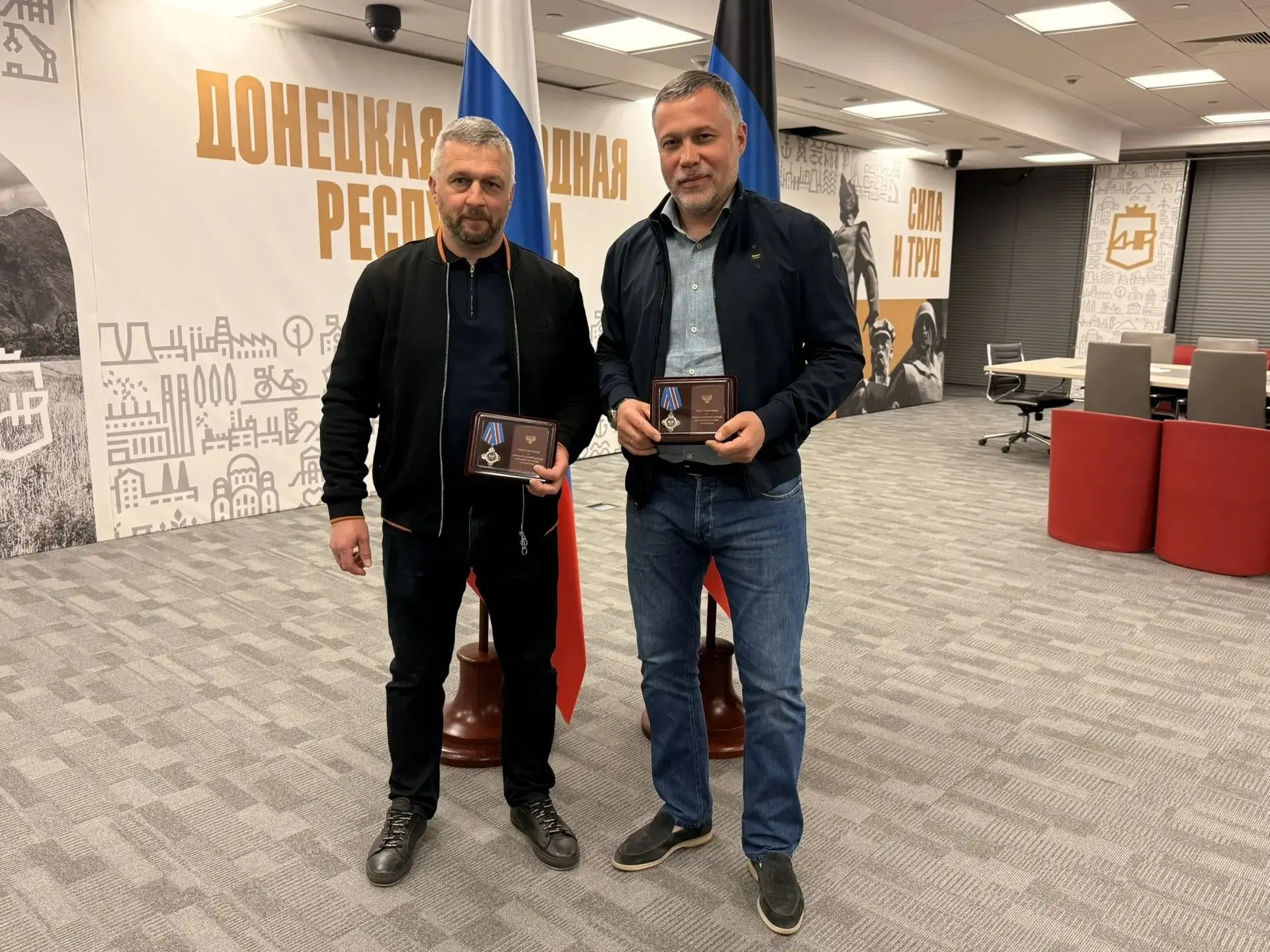 Отметил заслуги хоккейного клуба «Донецк», который стал бронзовым призером в Лиге Будущ...