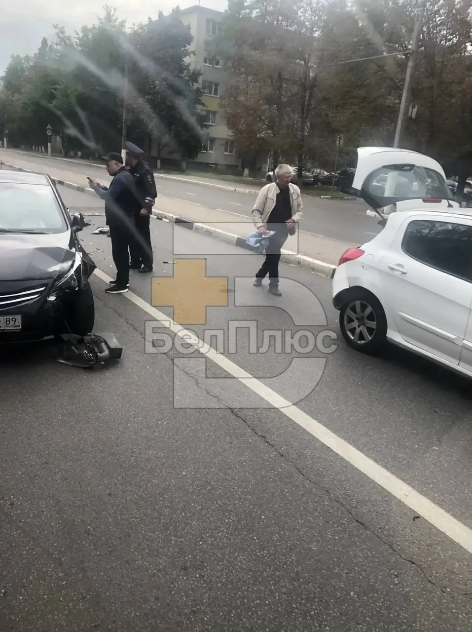 Сегодня в Белгороде на улице Попова столкнулись две легковушки