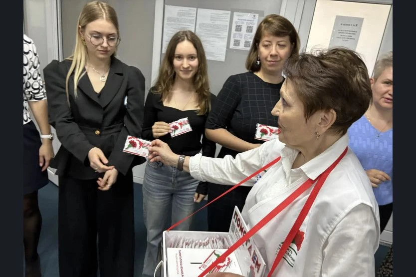 В преддверии Дня Победы сотрудники регионального минстроя приняли участие в акции «Крас...