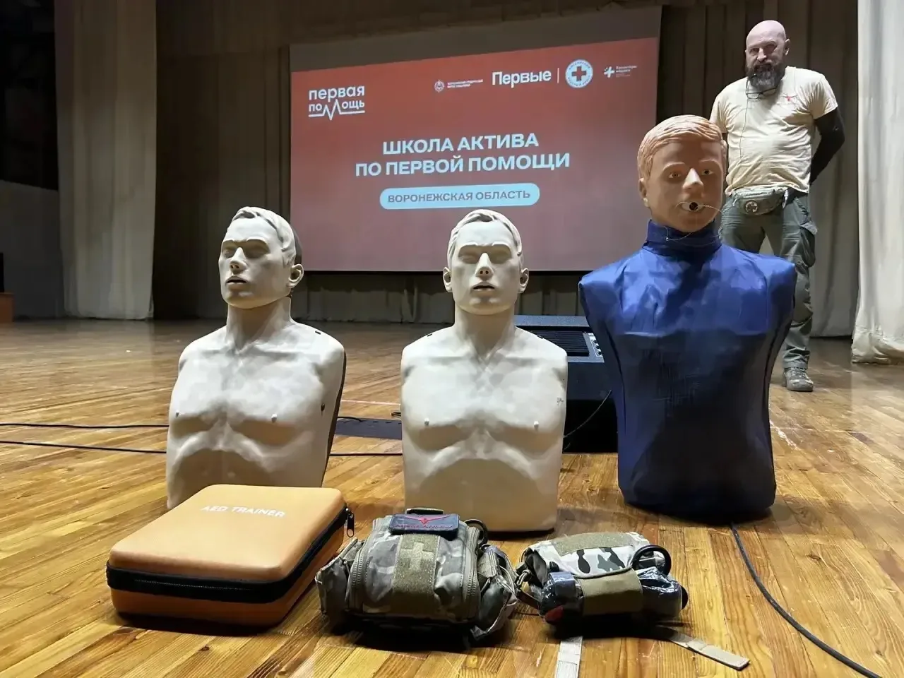 ПЕРВАЯ ПОМОЩЬ  В молодёжном центре прошла зональная школа актива, где ребята учились оказывать довра
