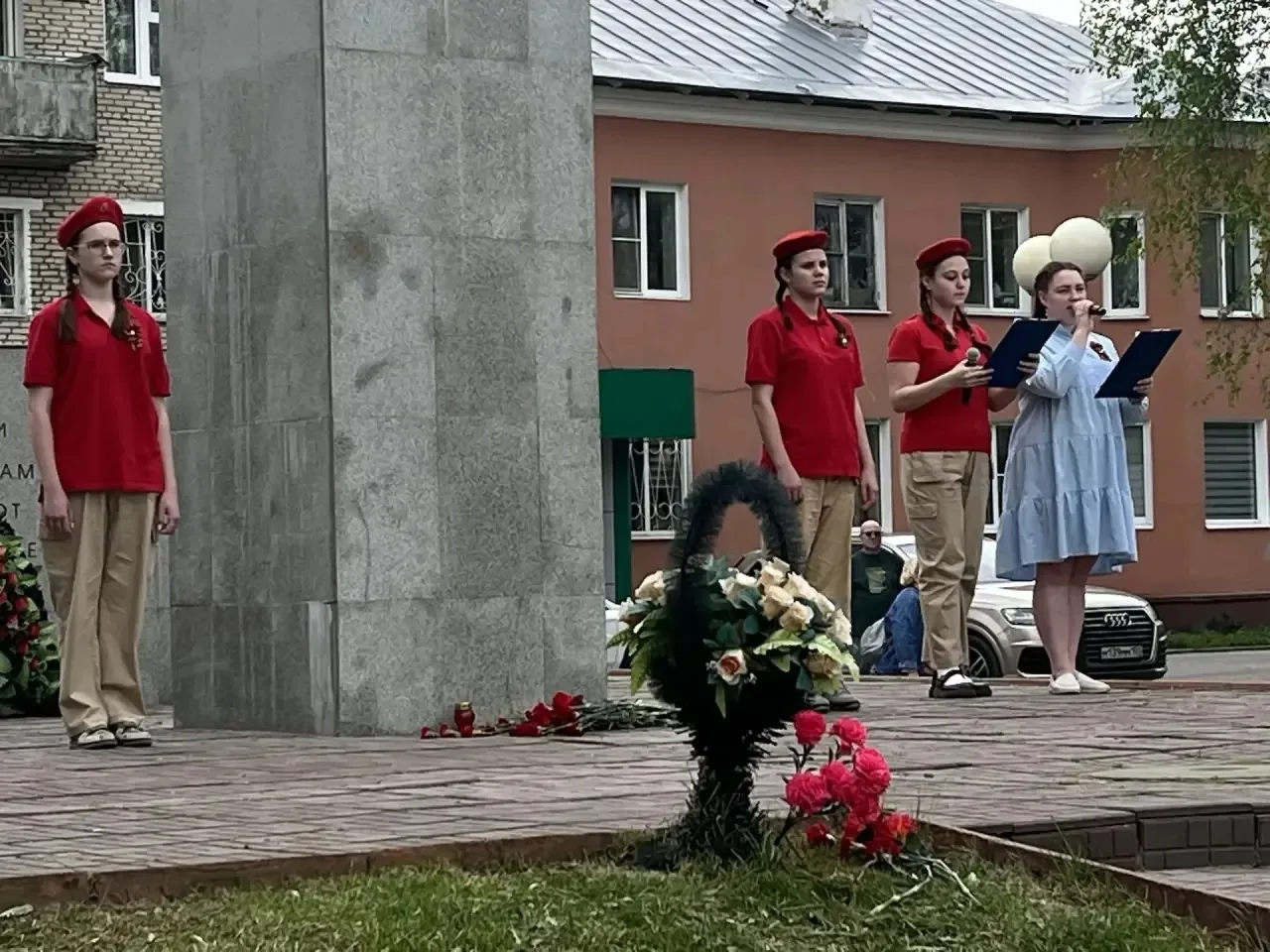 8 мая, в преддверии Дня Великой Победы, возле памятника воинам 49-й Армии и народным ополченцам, соб