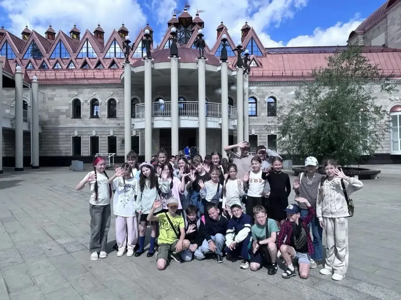 Вторая смена. День 2 — в поисках чудес! ✨

Сегодня у юных «пчелят» распахнулись двери в мир волшебст