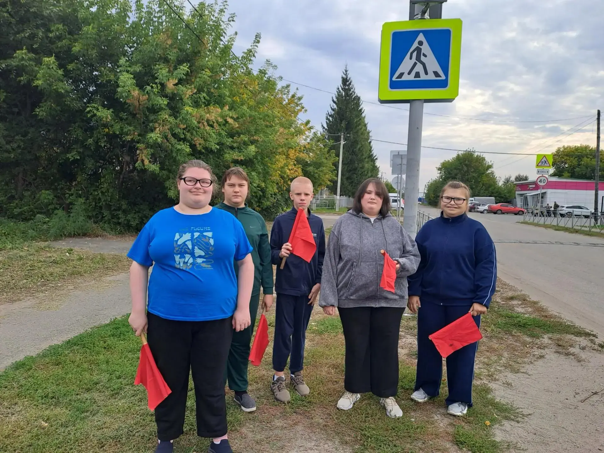 🚦 «На пешеходном переходе»: младшие школьники учились быть заметными и осторожными! 🚦