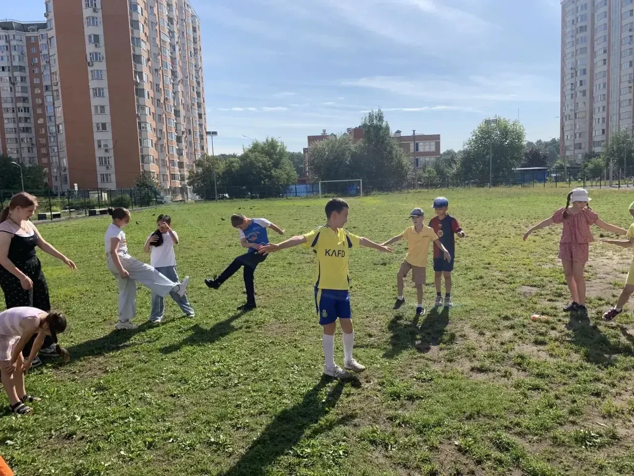 Четырнадцатый день в нашем школьном лагере
 
Наше идеальное летнее утро началось с дружной зарядки н
