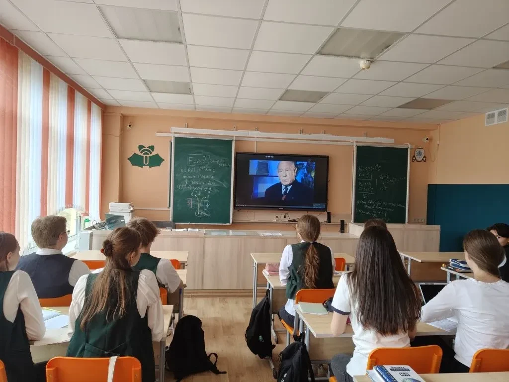 🚀 Вчера в нашей школе прошли сразу два ярких события. Учащиеся 10-х классов вместе с учителями физик