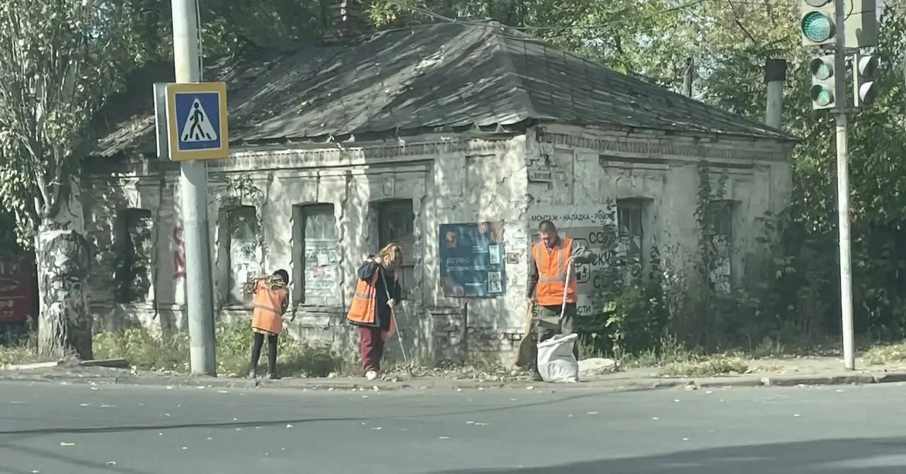 В Центрально-Городском внутригородском районе продолжаются работы по благоустройству те...