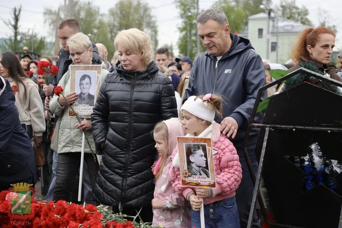 День Победы — священный праздник.  В Наро-Фоминске мы неизменно приходим сюда, к Вечному огню, чтобы