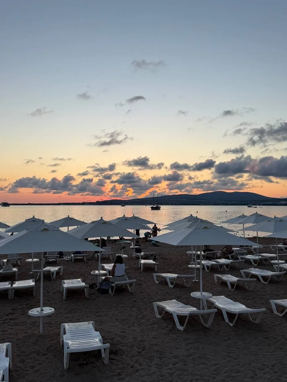 🌅 Закаты в Геленджике — это вообще отдельный вид искусства.