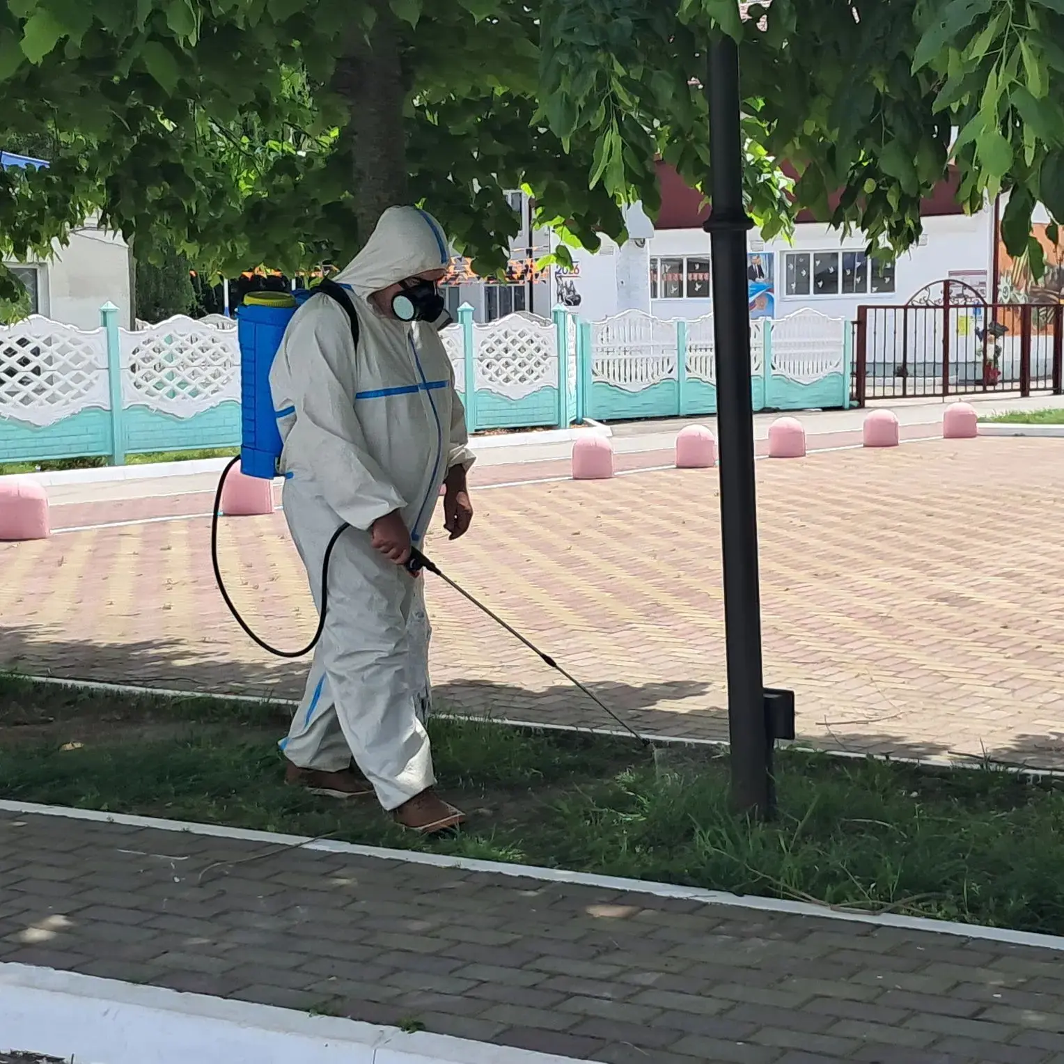 📍 В с.п. Баксанёнок провели акарицидную обработку