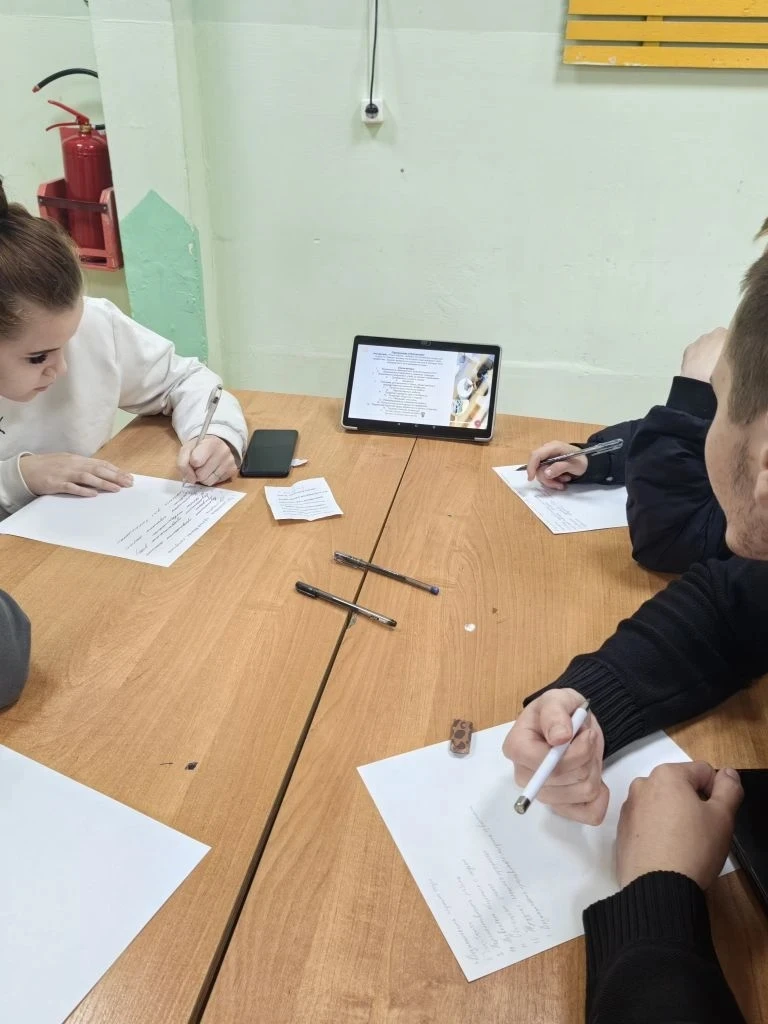 Восьмой день в лагере начался с зарядки. После завтрака ребята отправились наводить порядок на пришк