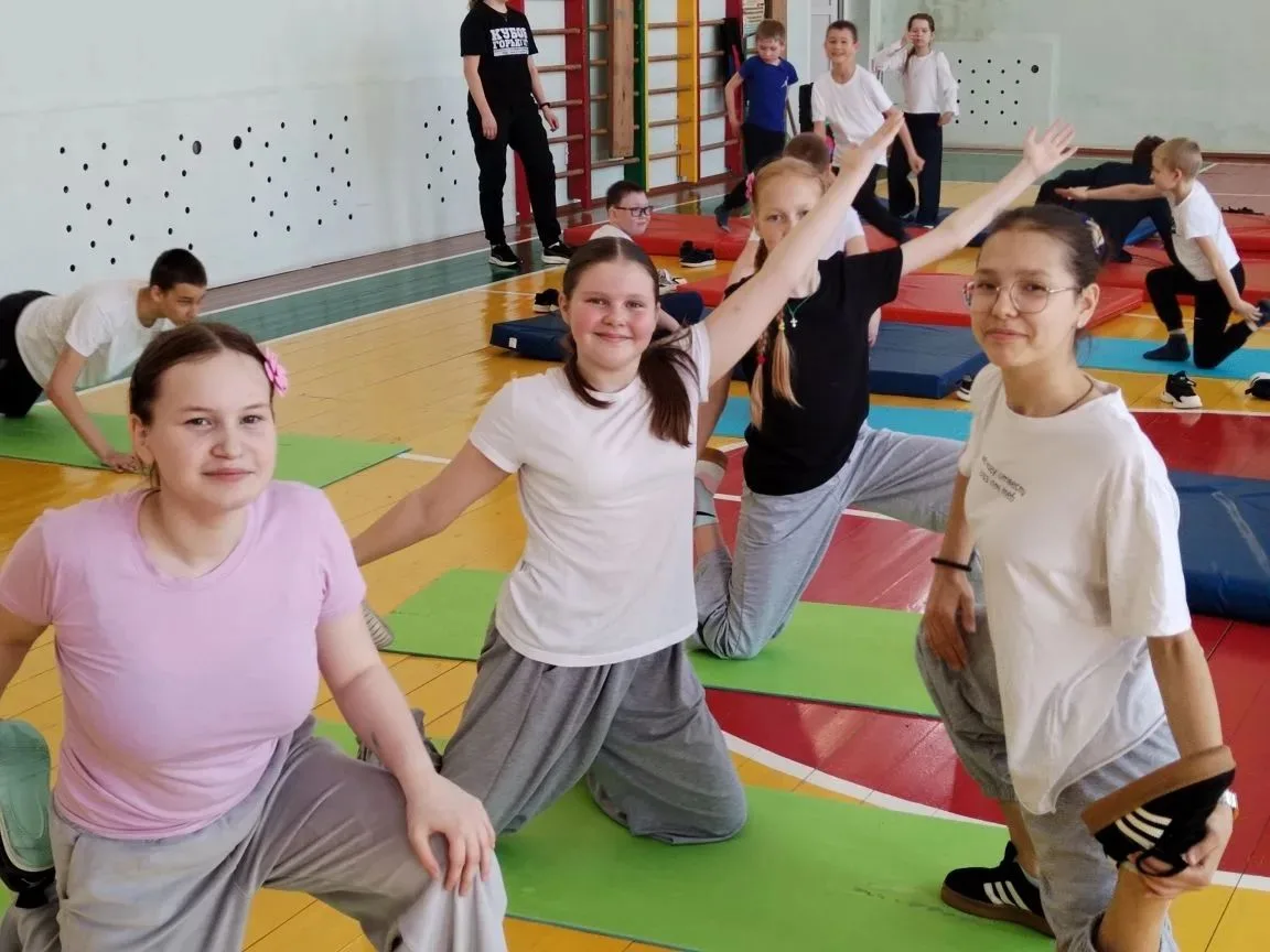 🎉 Интерактивная встреча и зарядка с чемпионом! 🎉
Юные спортсмены из клуба «Бегунок» Кушнурской шко