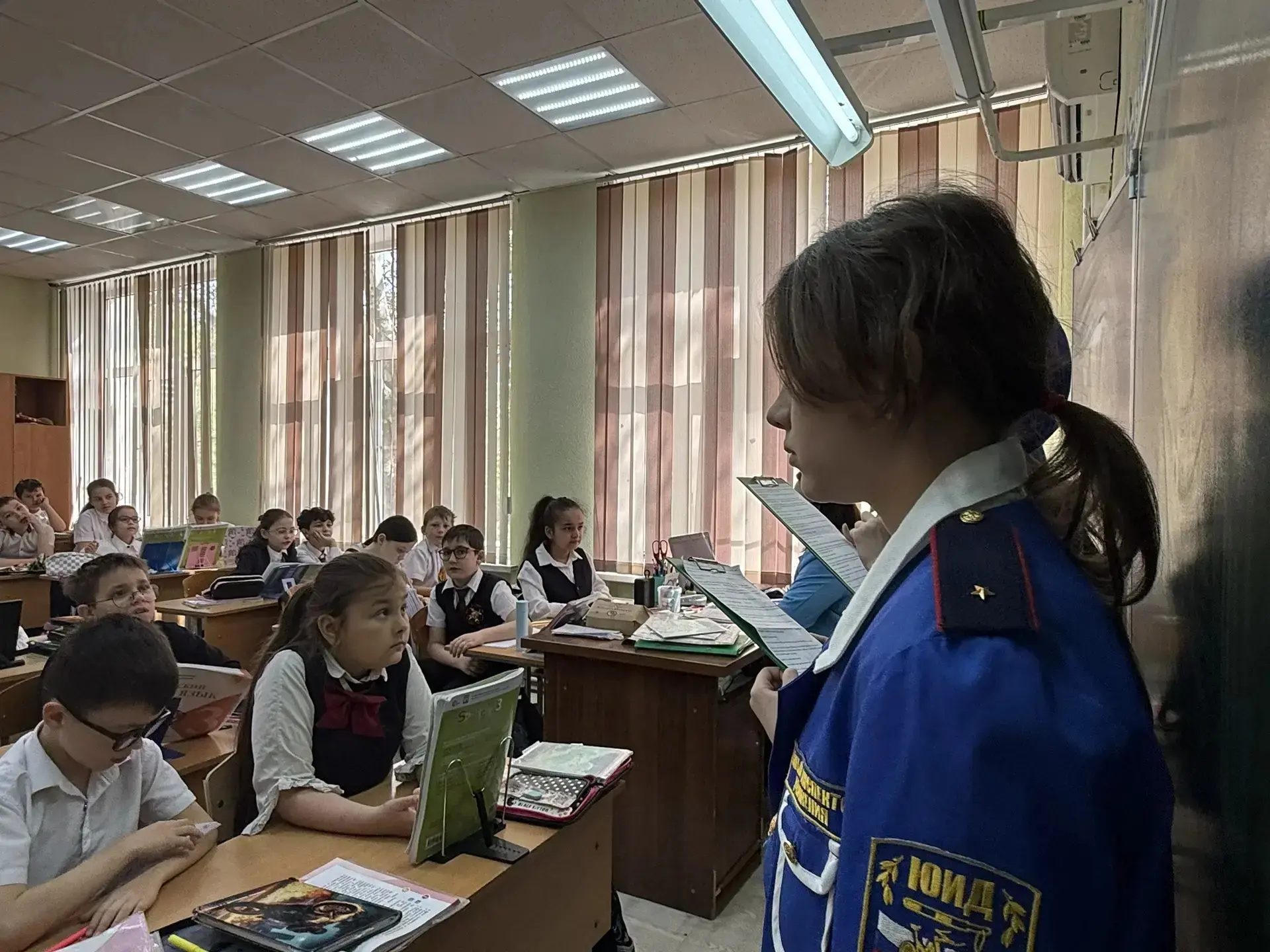 ✨В рамках Декады дорожной безопасности в нашей школе прошли «минутки безопасности».  Активисты отряд