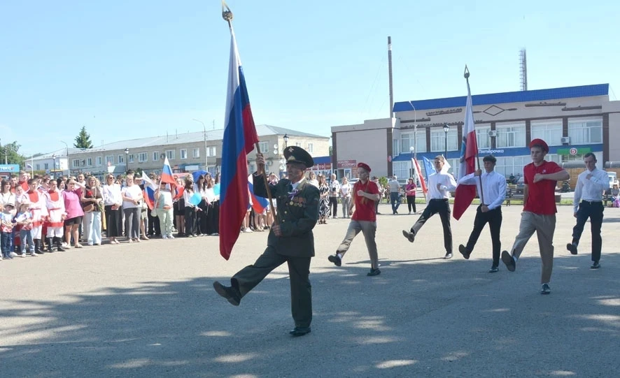 В преддверии государственного праздника сотрудники ГБУ СО «Базарно-Карабулакский СРДИ» во главе с ди