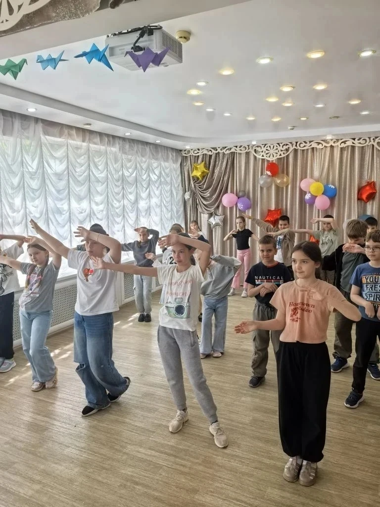✨  Продолжается  лагерная смена.На линейке дети узнали о праздниках 4 июня, которые пра...