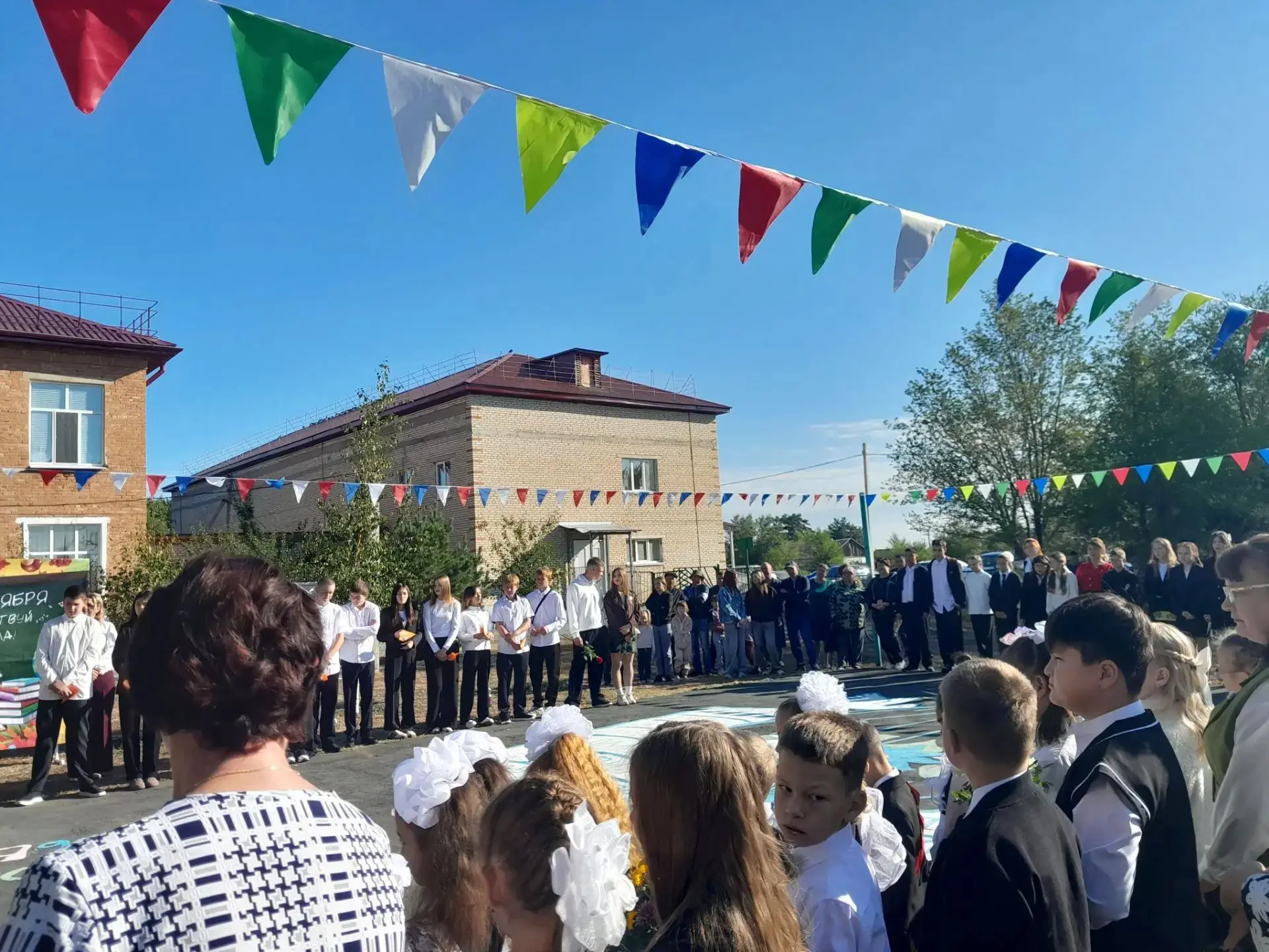 🎒 День знаний в нашей школе прошёл по-настоящему торжественно!
