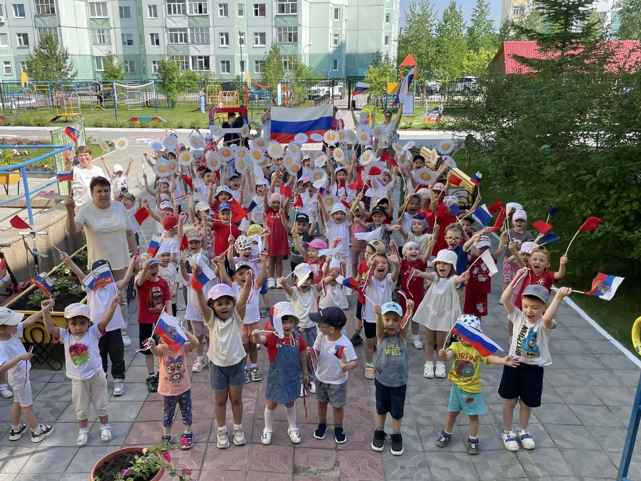 🇷🇺 День России в нашем детском саду: море улыбок и танцев! 🇷🇺

Сегодня у нас царила настоящая пр