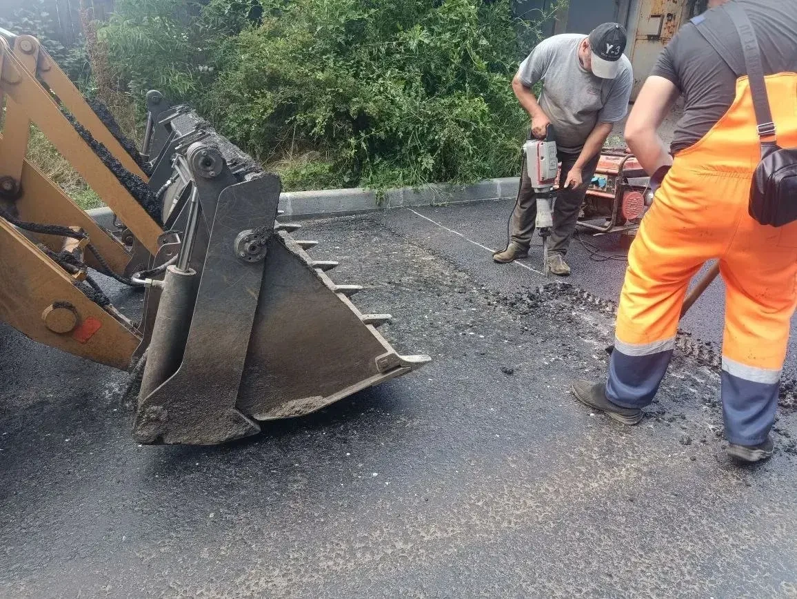 В Ясиноватой продолжается ремонт внутридворовых проездов.