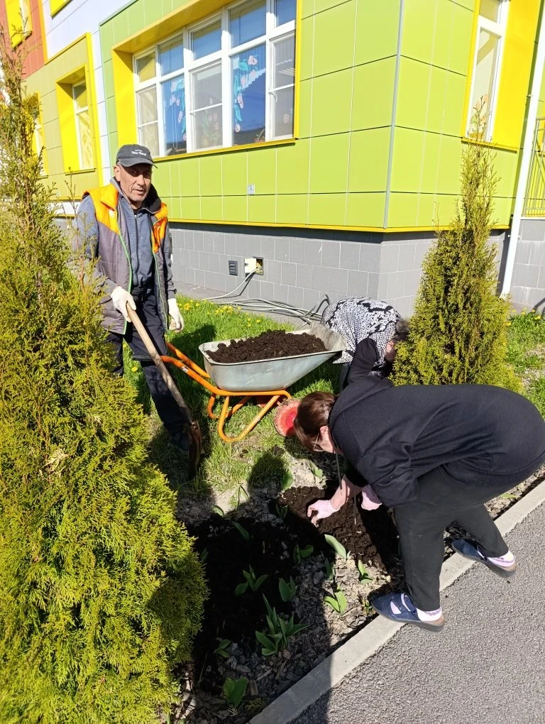 В детском саду прошёл субботник, в рамках которого были проведены работы как в помещении, так и на у