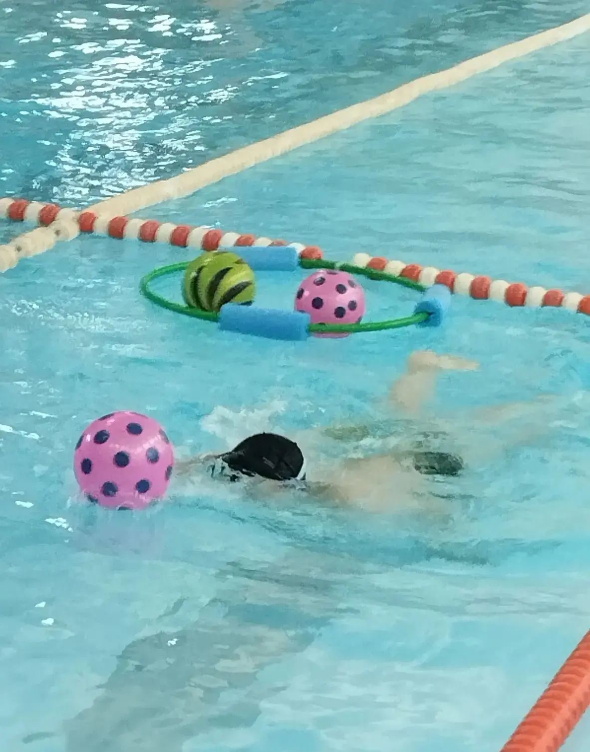 Жаркие баталии в прохладной воде! 🏊‍♂️  19 февраля в нашем школьном бассейне было по-настоящему шумн